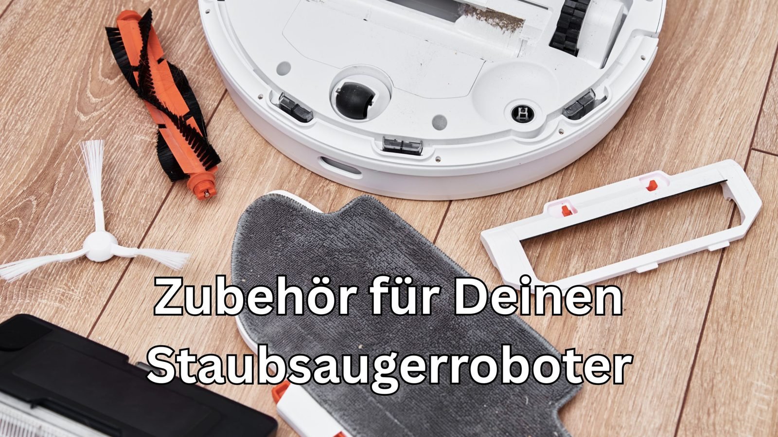 Zubehör für Saugroboter: Seitenbürste, Hauptbürste, Wischpad und Filterrahmen neben einem geöffneten Saugroboter auf Holzboden